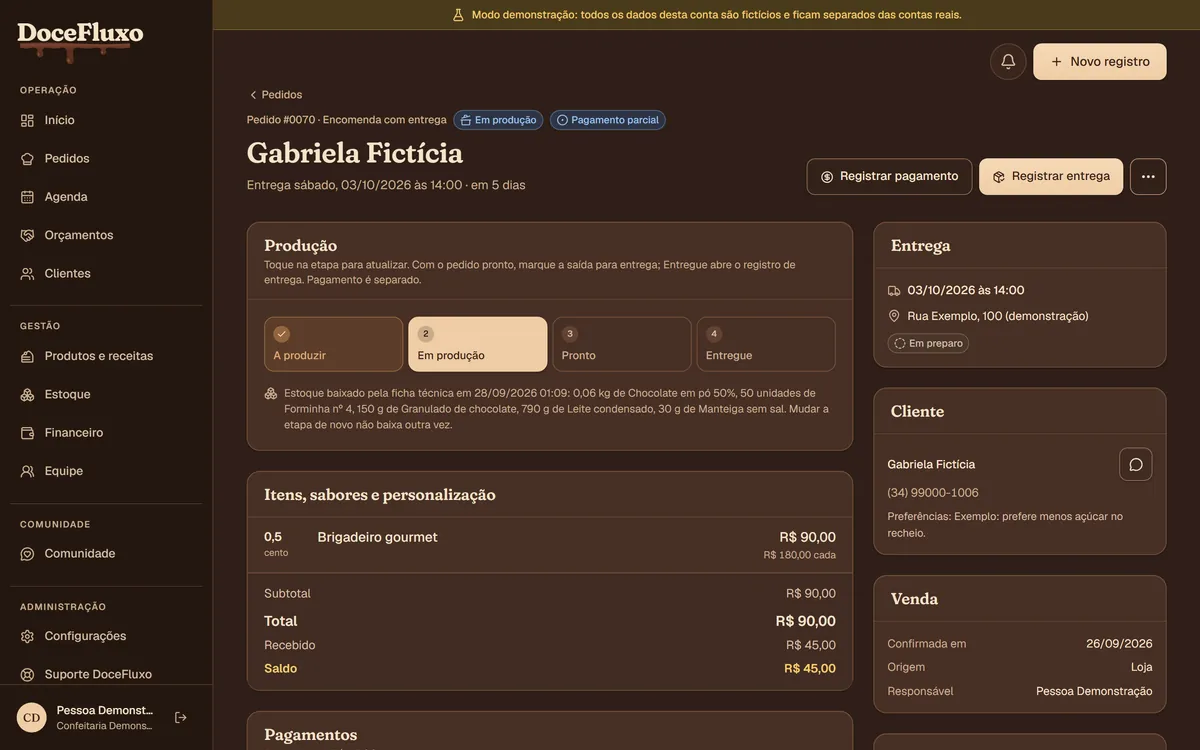 Tela de um pedido no DoceFluxo: cliente, entrega marcada, etapas de produção, itens e saldo a receber.